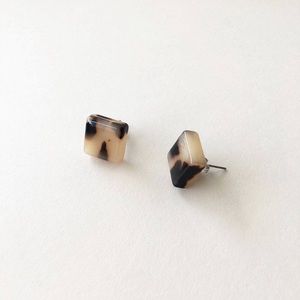 Blonde tortoise block earrings
